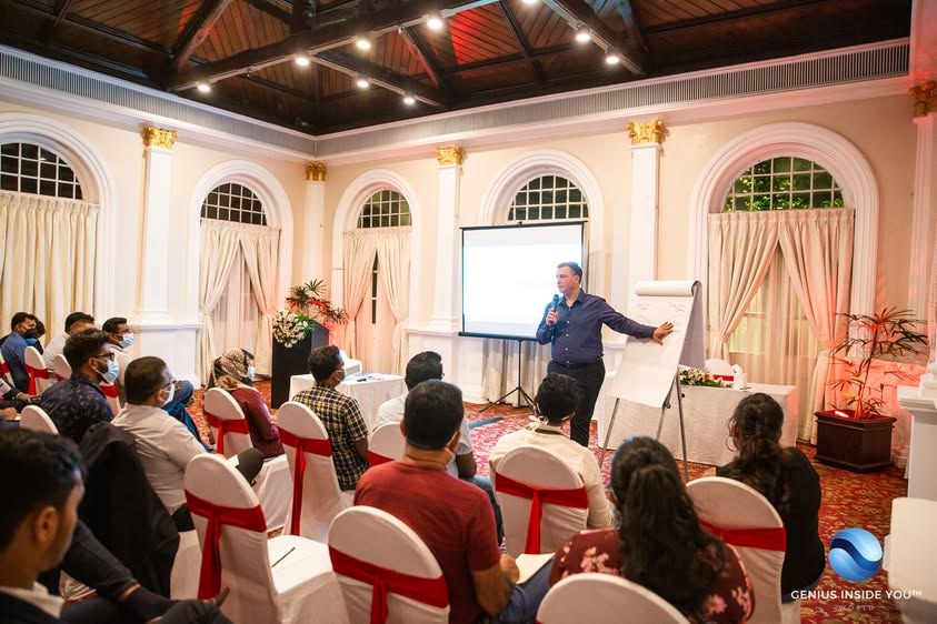 Mykola Latansky addressing participants at a live learning event in Colombo